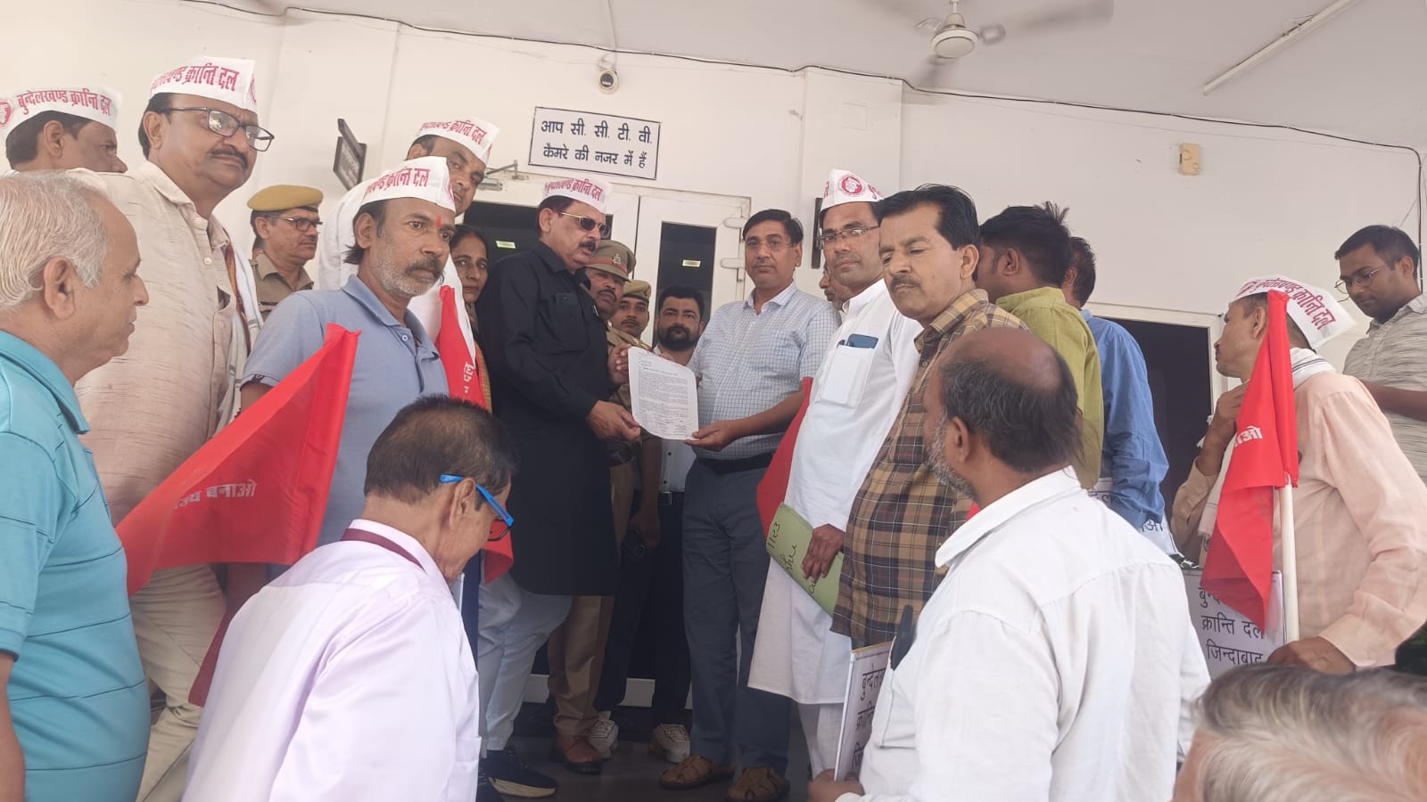 पृथक बुंदेलखंड राज्य की मांग को लेकर बुंदेलखंड क्रांति दल ने सौंपा ज्ञापन