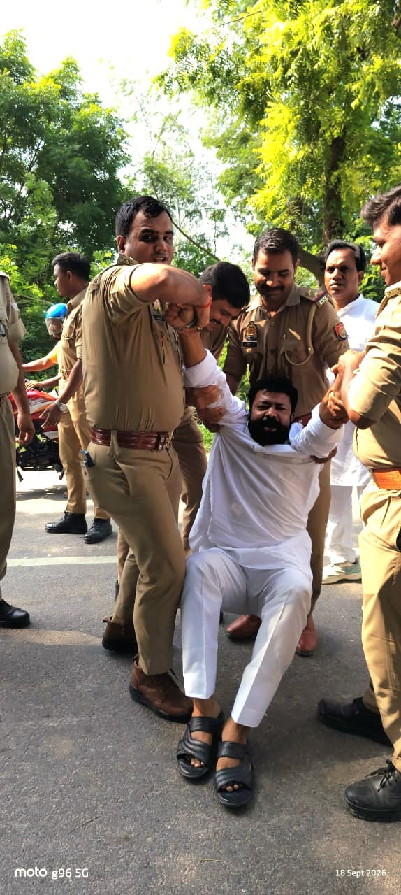 मोदी जी के जन्मदिन पर न्च्प् शुल्क के विरोध में कांग्रेस का प्रदर्शन, जिलाध्यक्ष अशफाक अहमद गिरफ्तार