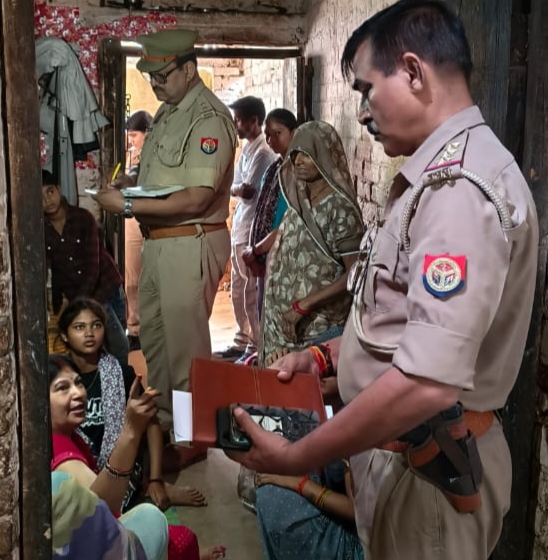 परिजनों में मचा कोहराम, मौके पर पहुंची पुलिस, फॉरेंसिक टीम ने नमूने लिए