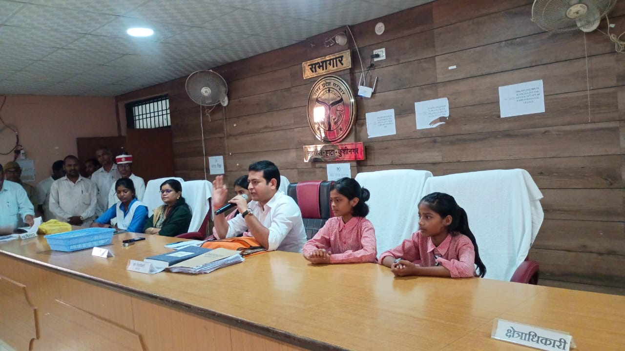 हाटा में मिशन शक्ति के तहत बेटियों ने संभाली प्रशासन की कमान  खदीजा बनीं एसडीएम तो काजल बनीं तहसीलदार दोनों ने संभाली एक दिन की कमान