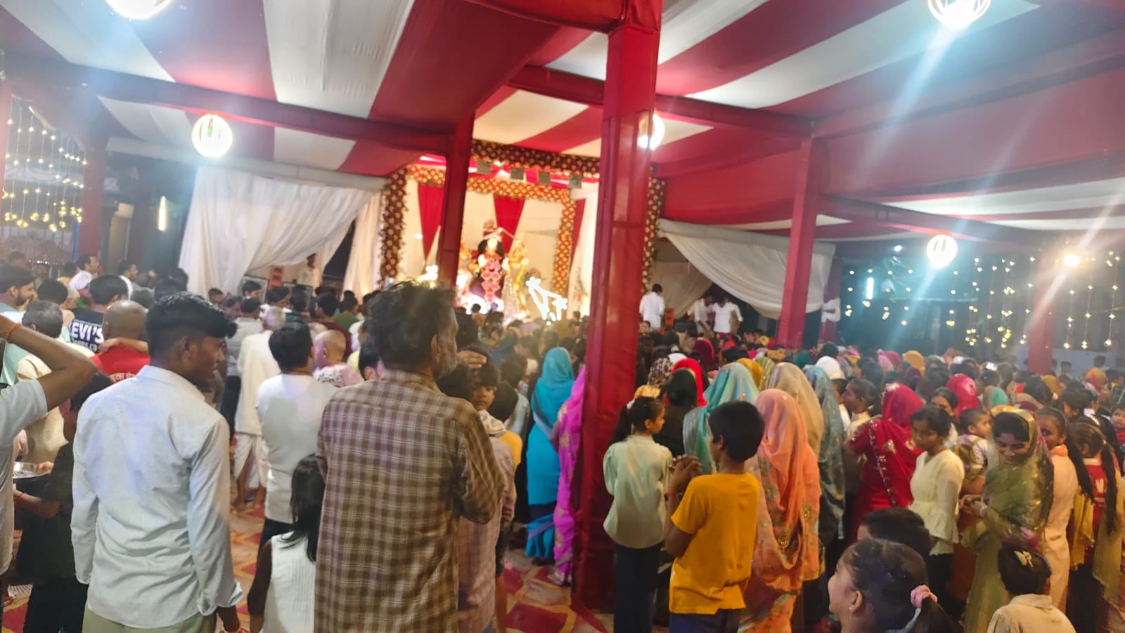 धाता में दुर्गा पूजा पंडालों में गूंज रहे माता रानी के जयकारे