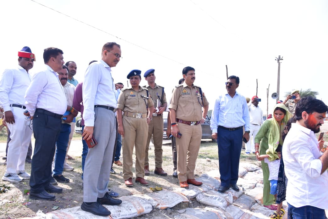 डीएम, एसएसपी ने विसर्जन घाट का निरीक्षण किया