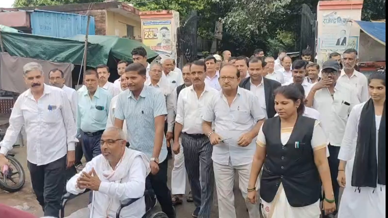 न्यायिक कार्य से विरत रहे अधिवक्ताओं ने किया प्रदर्शन