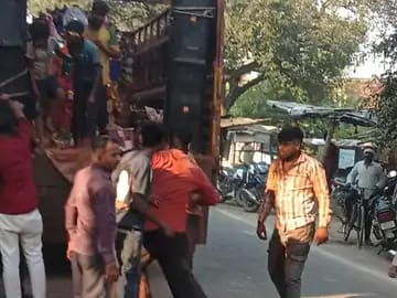बिसौली चैराहे पर ओवरटेक को लेकर हुआ विवाद, मारपीट का वीडियो सोशल मीडिया पर वायरल - प्रतिमा विसर्जन के दौरान बवाल, दो युवकों को पीटाय मोबाइल तोड़ने का आरोप