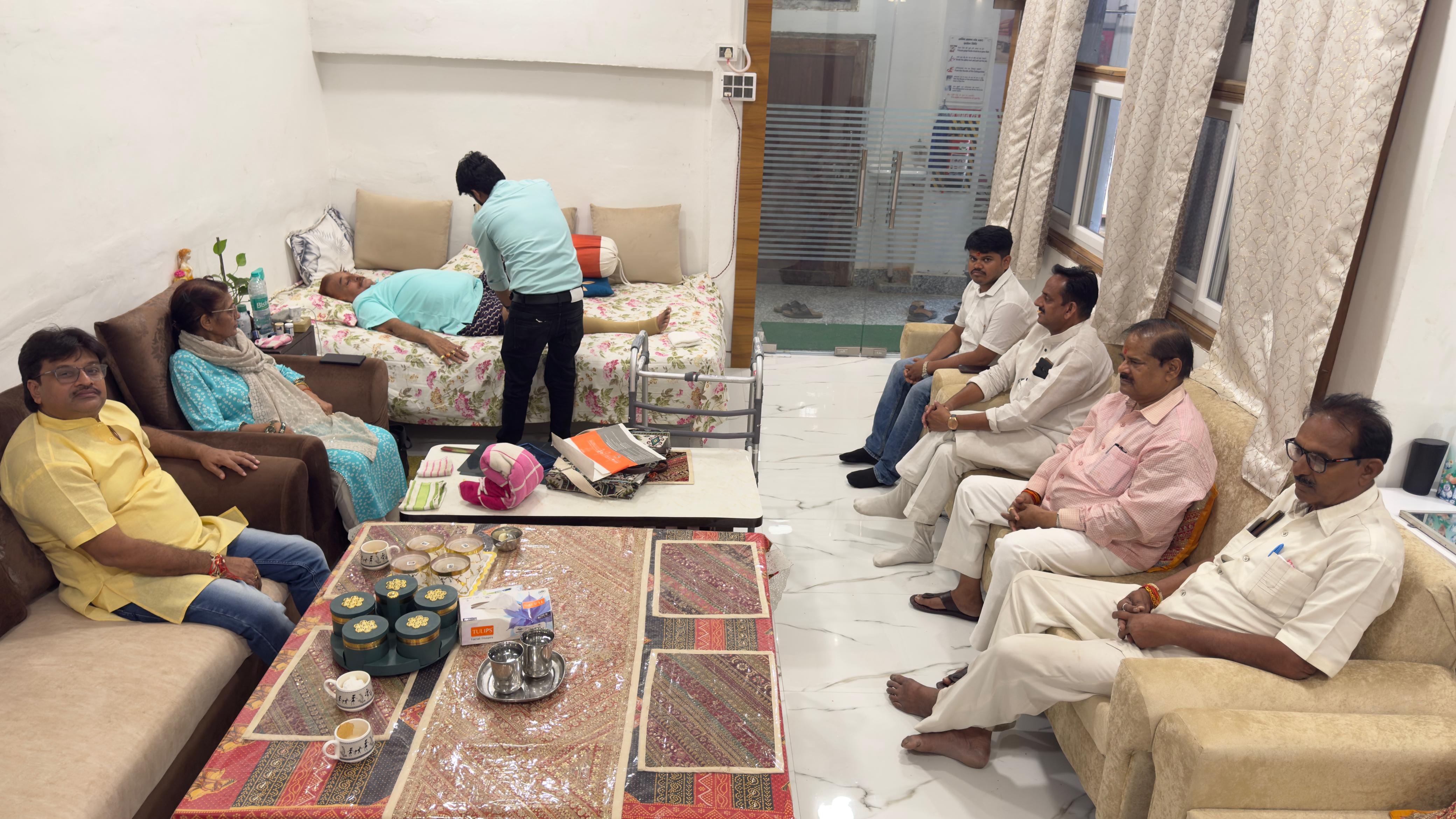 फ्रैक्चर के बाद घर लौटे पूर्व पालिकाध्यक्ष दीपचंद्र जैन से मिले कांग्रेसी, जाना हाल