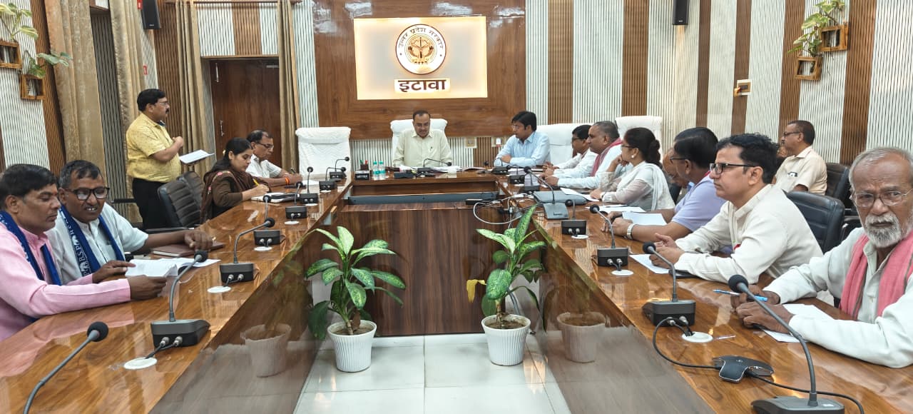 डीएम व राजनैतिक दलों के साथ हुई बैठक