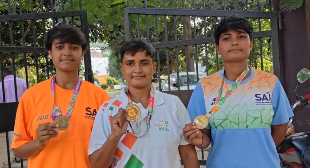 कुशीनगर: कुश्ती की तीन बेटियां DM-CDO से मिलने जिला मुख्यालय पहुंचीं