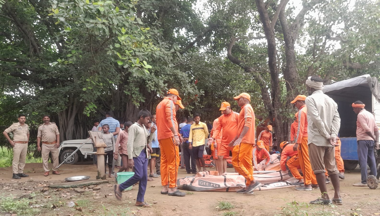 एक वर्षीय बेटी के साथ महिला ने टोंस नदी में लगाई छलांग, मां-बेटी की तलाश जारी