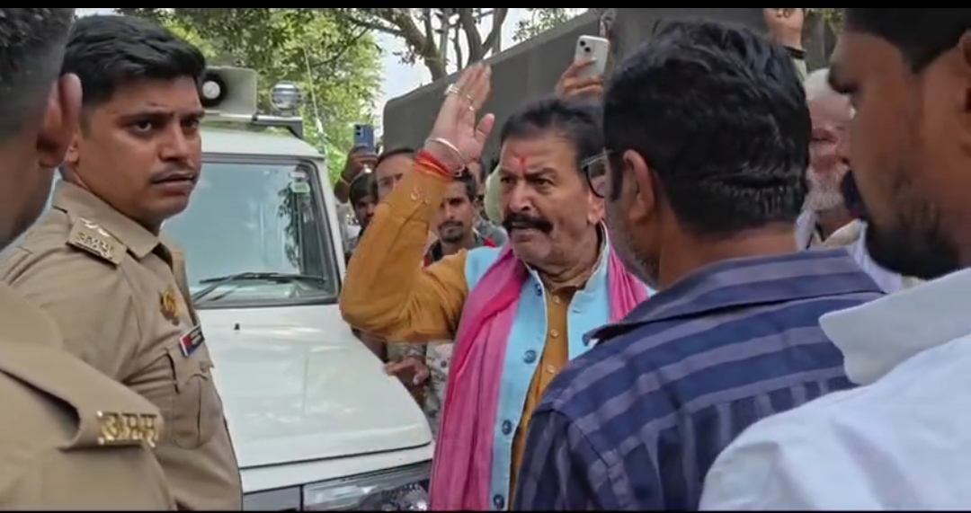 चैनपट्टी कटान स्थल पर सियासी घमासान, पूर्व मंत्री राधेश्याम सिंह और पुलिस में तीखी नोकझोंक, वीडियो वायरल  सपा पूर्व मंत्री बोले अगर मेरा गाड़ी नहीं गया तो भाजपा का भी गाड़ी बाढ़ प्रभावित इलाके मे नहीं जाना चाहिए