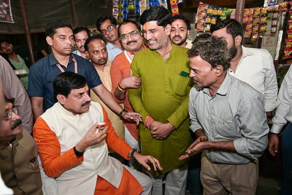 मुख्यमंत्री डॉ. यादव ने बरेला में सड़क किनारे लगी दुकान पर पी चाय