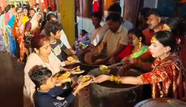 नवरात्रि पर श्रद्धालुओं ने ग्रहण किया प्रसाद, माता रानी के जयकारों से गूंजा मंदिर परिसर