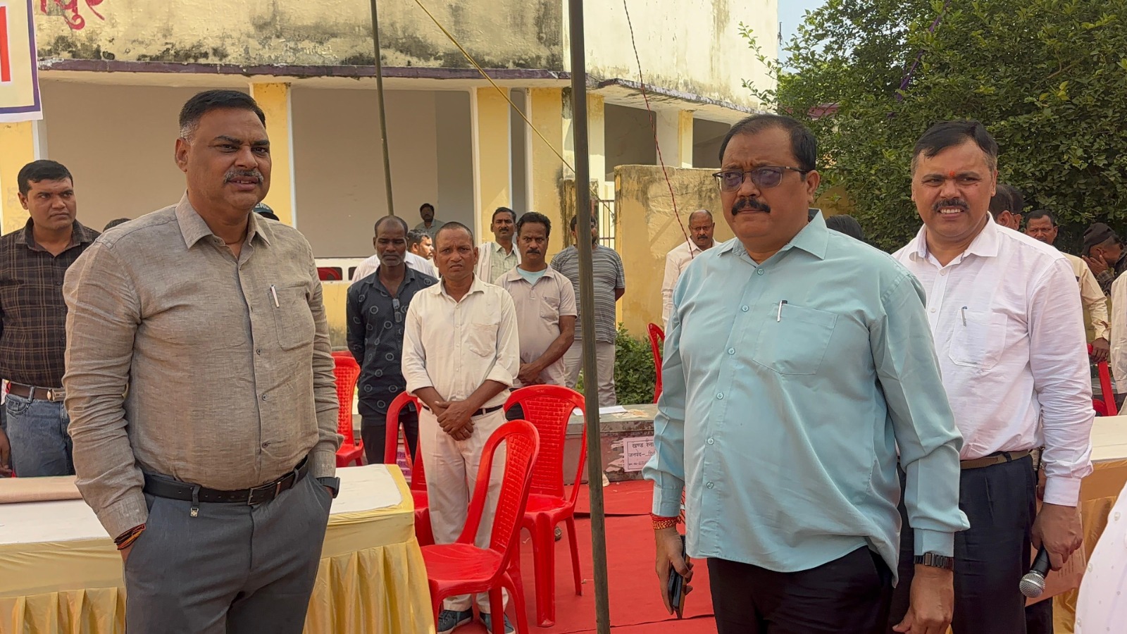 स्नातक व शिक्षक निर्वाचन के लिए पोलिंग पार्टियां रवाना, डीएम ने किया निरीक्षण