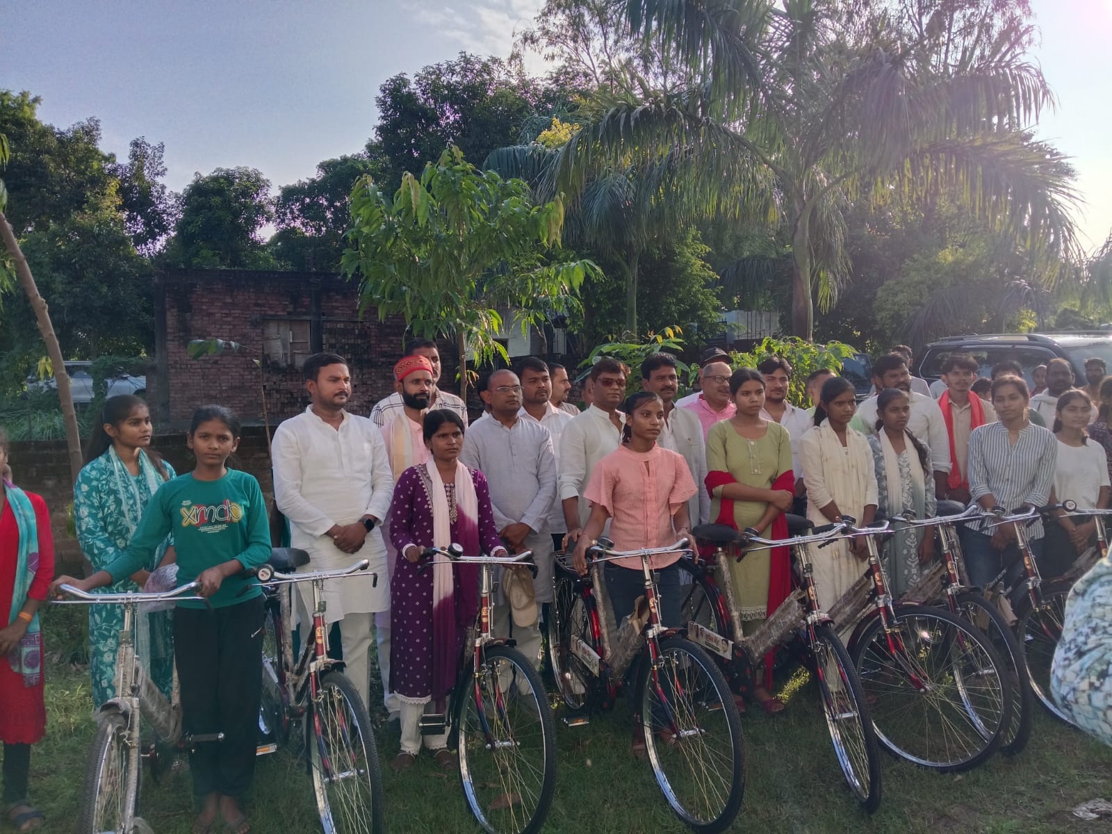 अखिल भारतीय कुर्मी महासभा की जिला बैठक संपन्न: 14 बच्चियों को बांटी गईं साइकिलें