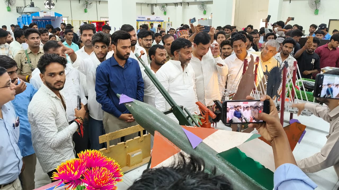 सेवा संकल्प अभियान के तहत जनपद स्तरीय प्रतियोगिताओं के विजेता सम्मानित  सदर विधायक मनीष जायसवाल ने दिया प्रशस्ति पत्र, ITI में उद्यमी सेल का किया शुभारम्भ