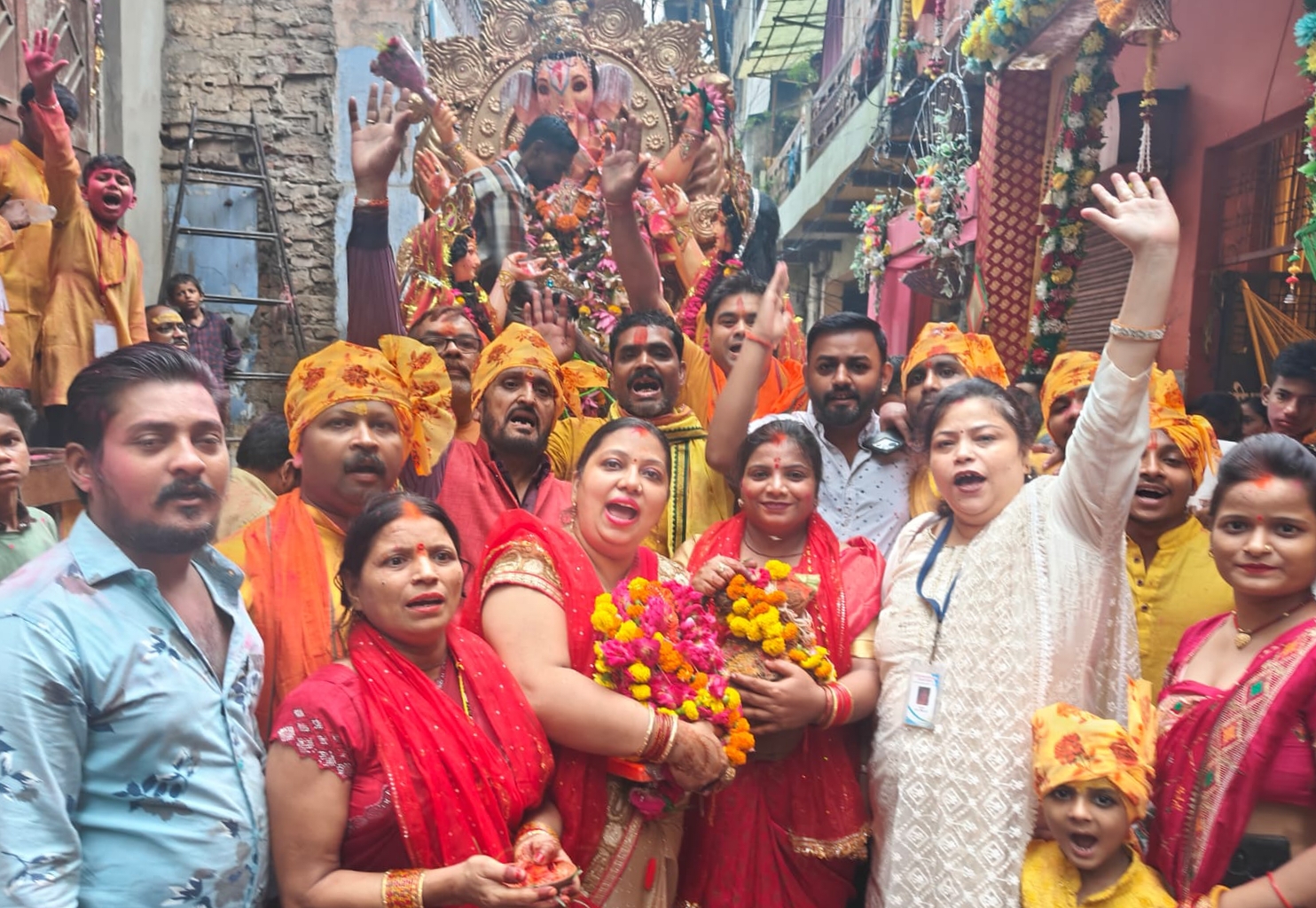 गणपति बप्पा को भावपूर्ण दी गई विदाई, जयकारों से गुंजा पत्थर गली, नखास कोहना  मेवा लड्डू और फलों का लगा भोग विसर्जन के समय श्रद्धालुओं की आंखें हुई नाम