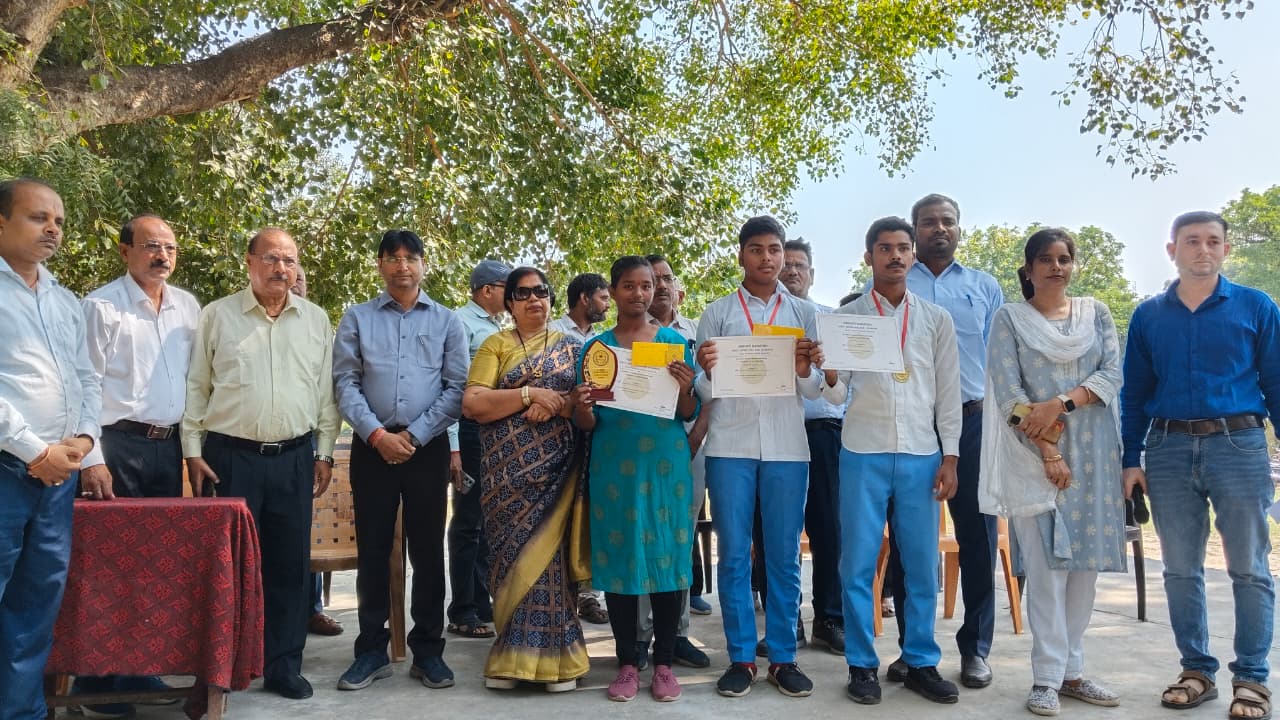 अम्बष्ट ट्रस्ट ने हाई स्कूल-इंटर के टॉपरों को किया सम्मानित मेडल, सर्टिफिकेट और नगद पुरस्कार देकर बढ़ाया उनका उत्साह