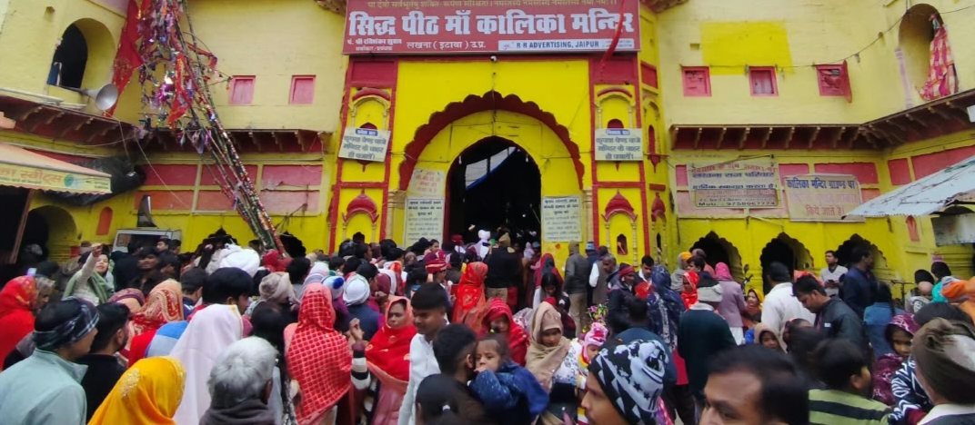 नवमी पर कालिका देवी मंदिर में उमड़ा आस्था का सैलाब, भक्तों ने चढ़ाए झंडा-घंटा