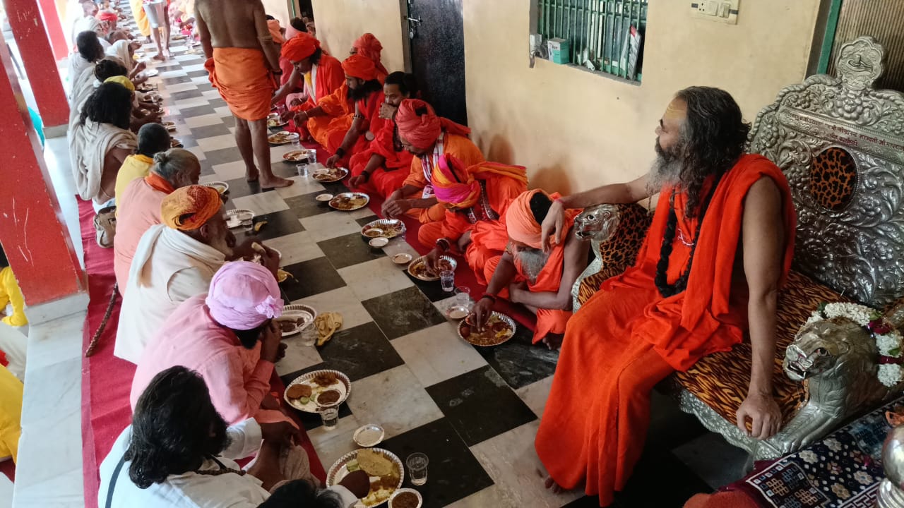 देवरा स्थित आदि शंकराचार्य महासंस्थानम में विशेष करना पूजन एवं भंडारे का आयोजन संपन्न