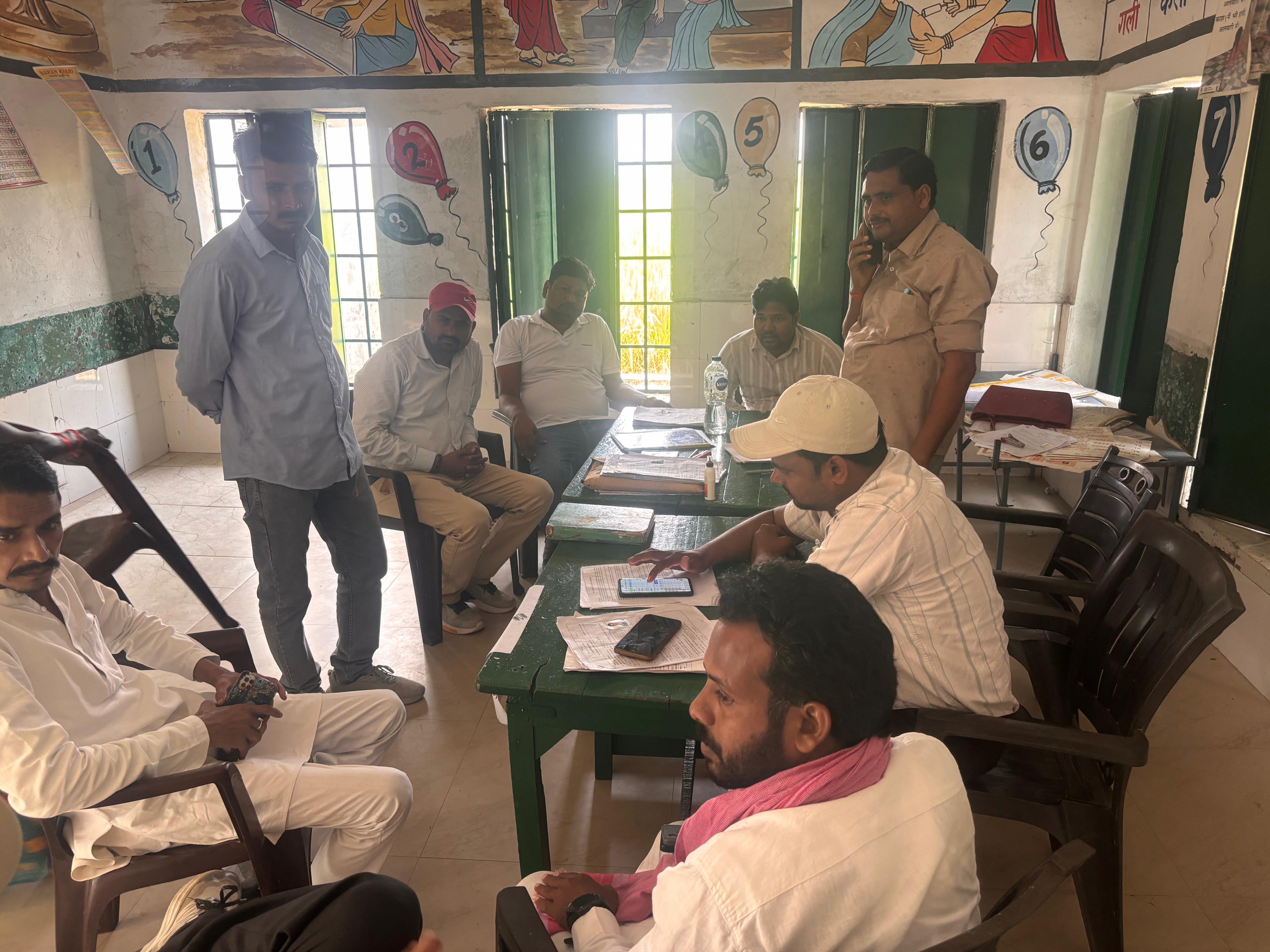डॉ. मान सिंह यादव को जिताने के लिए सोमदत्त सिंह पटेल ने किया डोर-टू-डोर जनसंपर्क घर-घर पहुंचकर स्नातक मतदाताओं से मांगा समर्थन, शिक्षा और रोजगार के मुद्दों पर की चर्चा