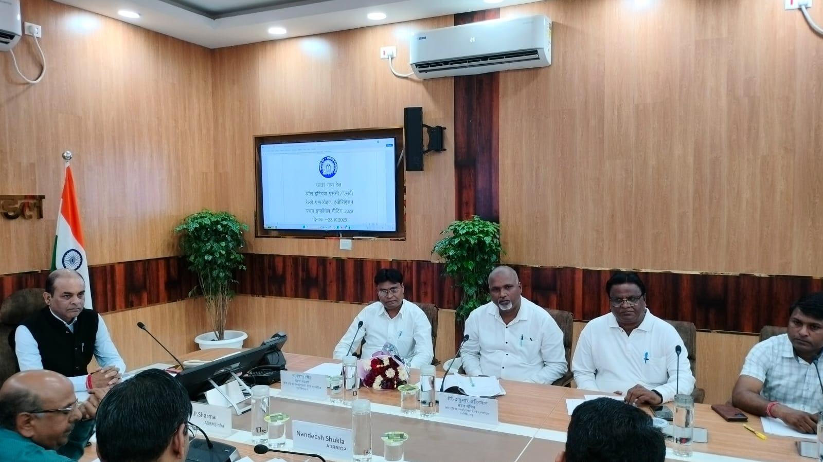 रेलवे कर्मचारियों की समस्याओं पर हुई चर्चा, कई मामलों का तत्काल निस्तारण  एससी/एसटी रेलवे इम्प्लाइज एसोसिएशन की बैठक में आवास, पेयजल और रात्रि ड्यूटी भत्ते का मुद्दा उठा
