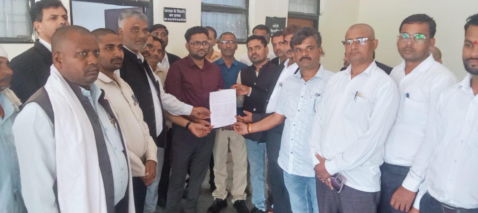 मुड़िलाडीह के ग्रामीणों ने उपजिलाधिकारी को दिया पत्र