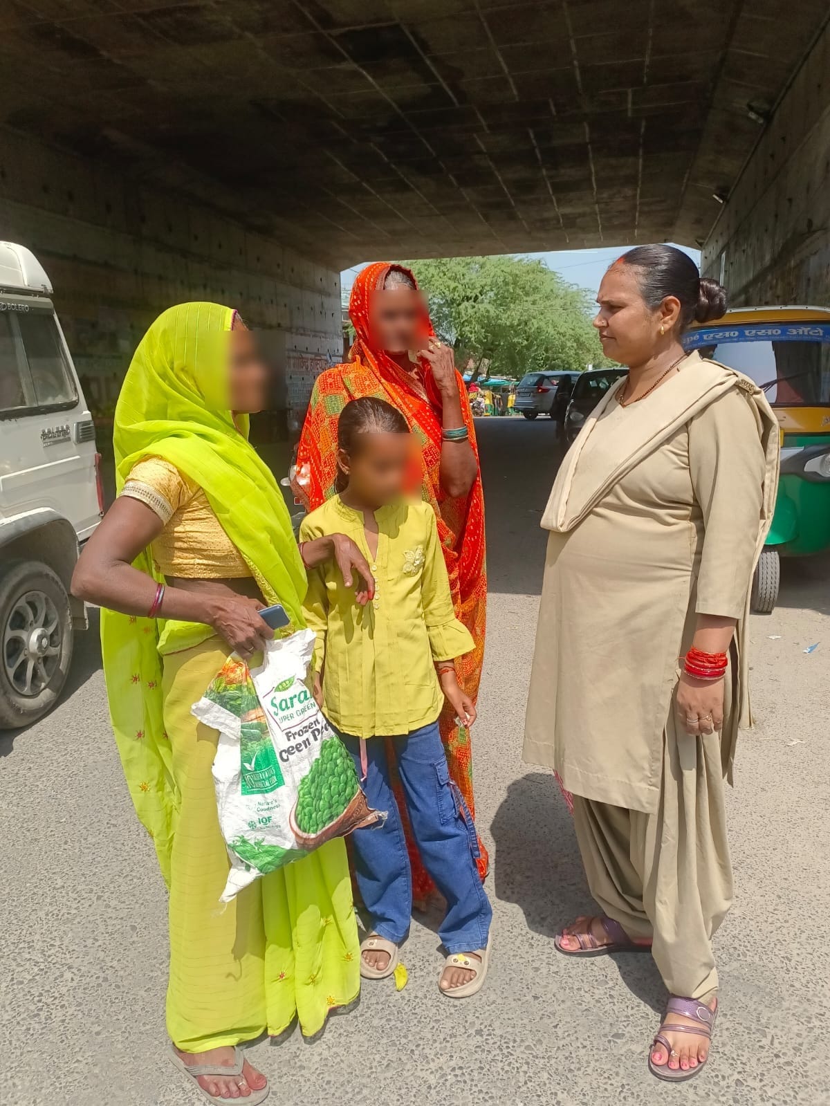मिशन शक्ति के तहत महिलाओं को सुरक्षा और अधिकारों की जानकारी.   भदोही पुलिस ने बाजारों, सार्वजनिक स्थानों पर दी हेल्पलाइन और कानूनी अधिकारों की जानकारी