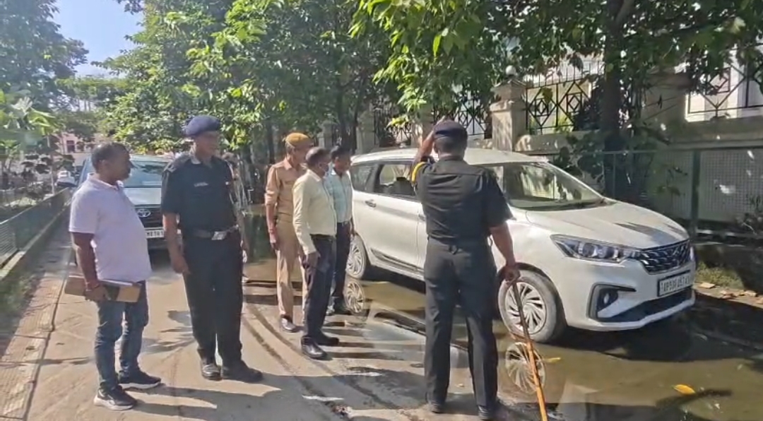 संयुक्त जिला अस्पताल के बाहर अतिक्रमण पर चला प्रधानाचार्य का डंडा, खुद मौके पर पहुंचकर हटवाई गाड़ियां