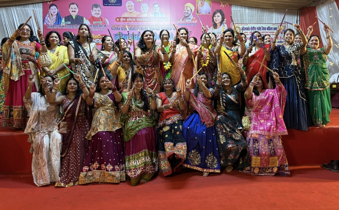 गहोई वैश्य महिला सभा की डांडिया नाइट में महिलाओं ने बिखेरे रंग, गरबा-डांडिया पर जमकर झूमीं  पुष्प वाटिका में शारदीय नवरात्रि महोत्सव का आयोजन, उत्कृष्ट प्रदर्शन करने वाली प्रतिभागियों को किया सम्मानित