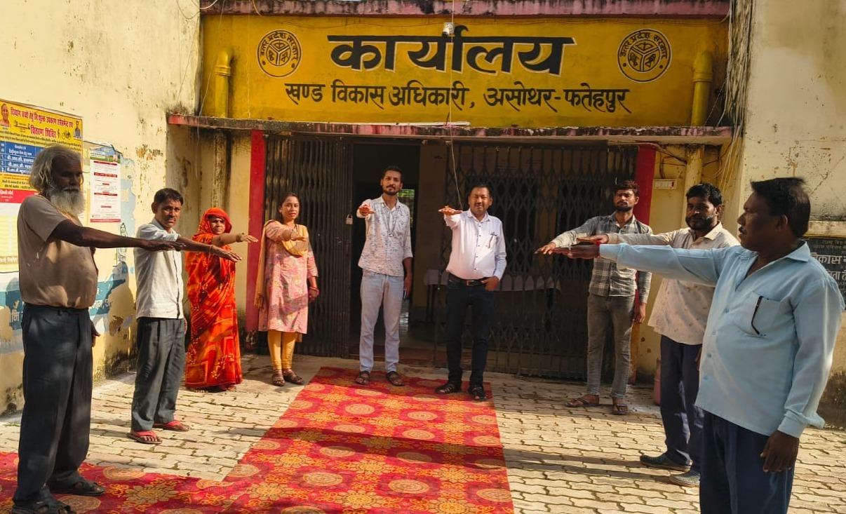 खण्ड विकास अधिकारी कार्यालय असोथर में गांधी-शास्त्री जयंती की रही धूम - महापुरुषों के चित्रों पर माल्यार्पण कर किया नमन, आदर्शों पर चलने का लिया संकल्प
