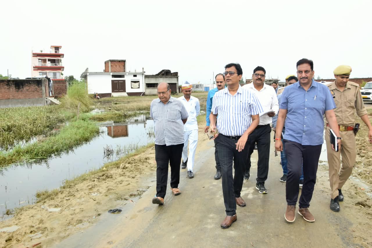 उल्ल नदी के बढ़े जलस्तर से सुआगाड़ा -बनवारीपुर मार्ग पर जलभराव, मौके पर पहुंचे डीएम  स्थानीय लोगों से जानी स्थिति, अधिकारियों को जलभराव और आवागमन पर लगातार नजर रखने के निर्देश