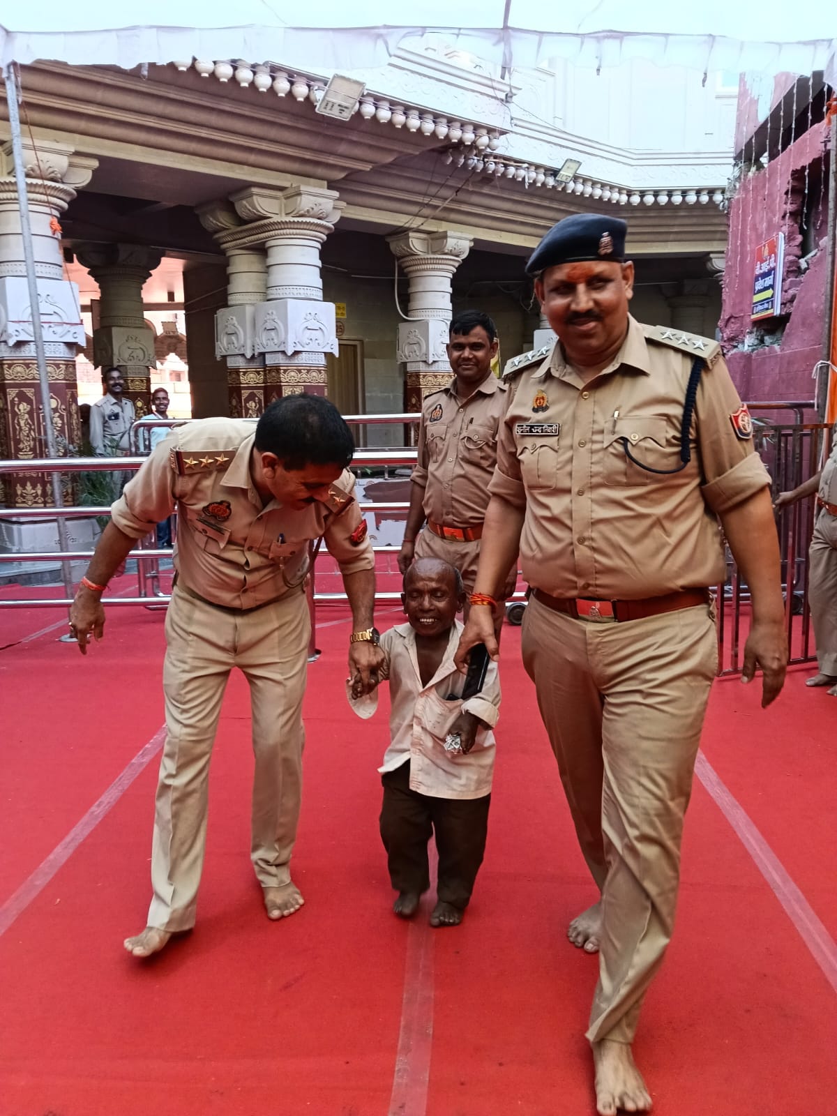 विंध्याचल मेले में पुलिसकर्मियों का दिखा सहयोगी स्वभाव, ऐसे पुलिसकर्मियों को सैल्यूट