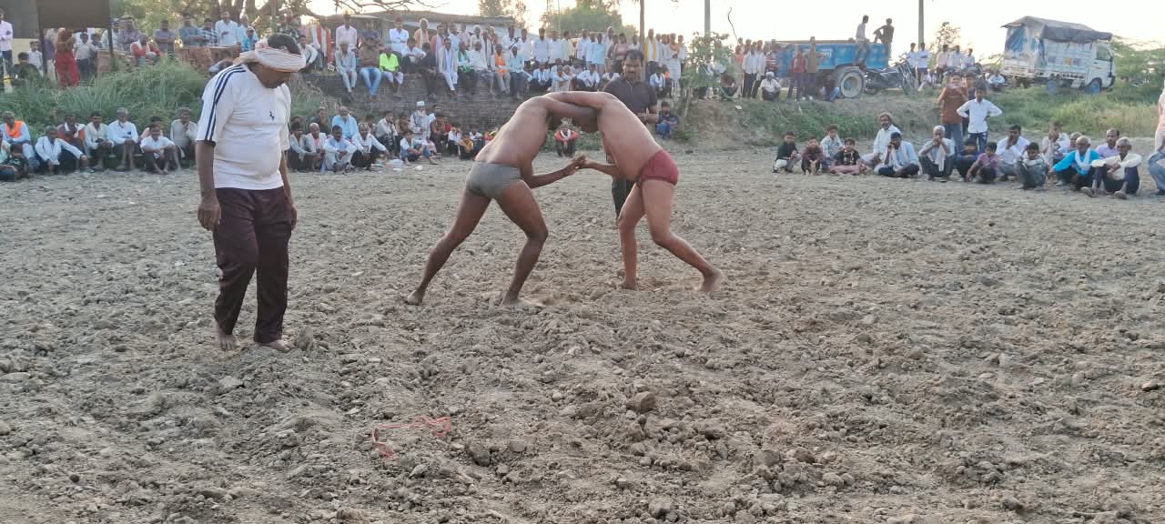 कोड़ारवर मेले के दंगल में झांसी के बुद्ध राज पहलवान ने मारी बाजी - हजारों की भीड़ उमड़ी, महिलाओं और बच्चों ने की खरीदारीय सुरक्षा में मुस्तैद रहा प्रशासन