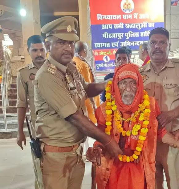 116 वर्षीय फलाहारी बाबा ने मां विंध्यवासिनी का किया दर्शन-पूजन, पुलिस ने किया सम्मानित