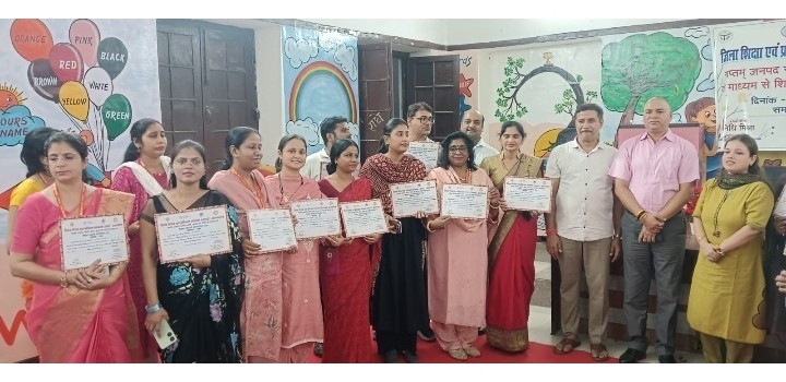 शिक्षण सम्बन्धी प्रतियोगिता में शिक्षिका सुनीता सम्मानित