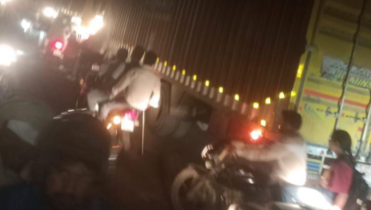 हाईवे पर ईंटों से लदी ट्रैक्टर-ट्रॉली की हुक टूटी, लगा लंबा जाम
