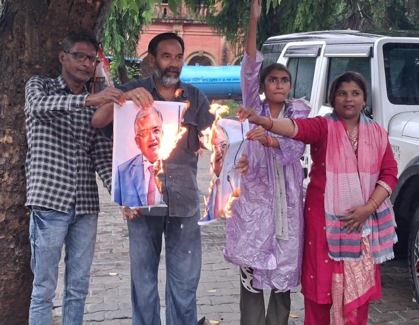 प्रयागराज में मुख्य निर्वाचन आयुक्त के खिलाफ कांग्रेस ने पोस्टर जलाकर की इस्तीफे की मांग