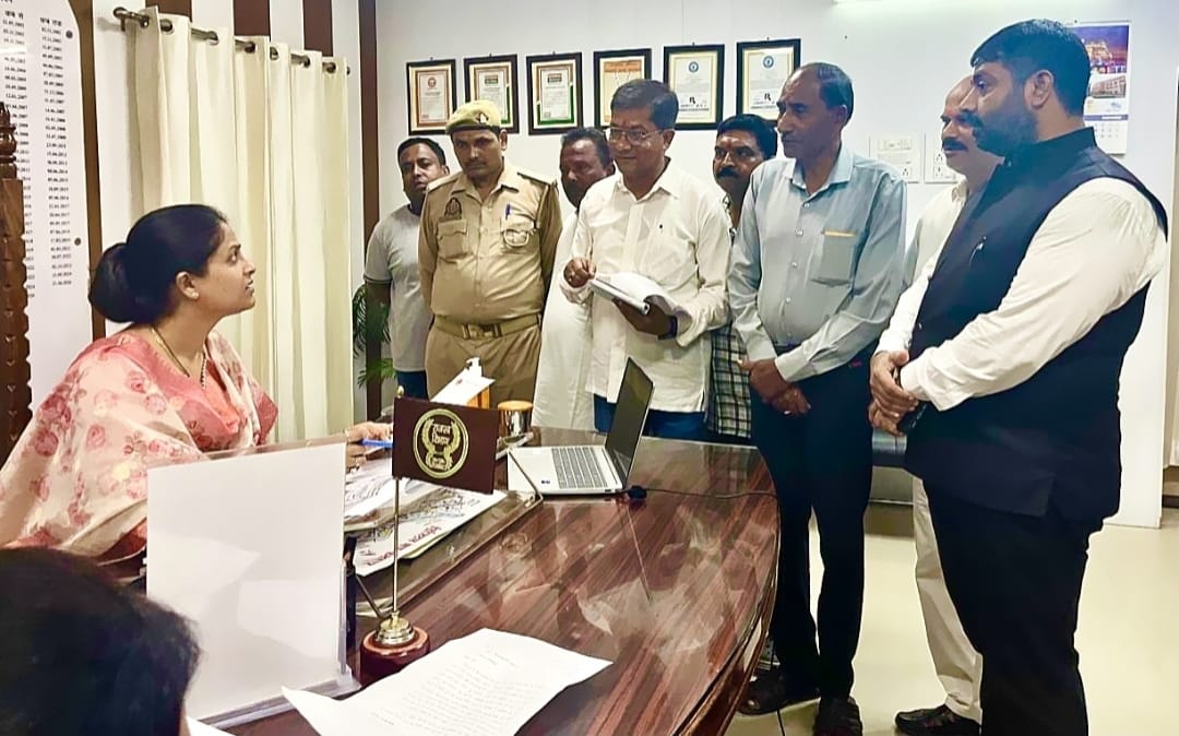 व्यापार मंडल ने जिलाधिकारी को सौंपा पांच सूत्रीय ज्ञापन - रोडवेज बसों का संचालन परिसर के अंदर कराने समेत जनहित के मुद्दे उठाए