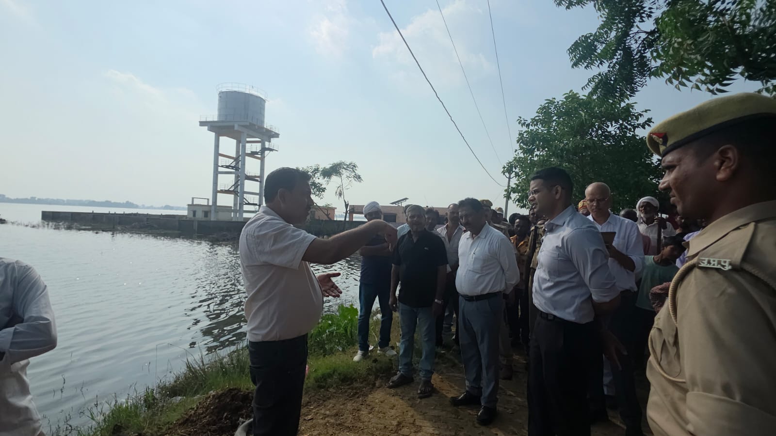 डीएम ने ग्राम कटैयाभारी पहुंचकर बूढ़ी राप्ती के बढ़े जलस्तर से प्रभावित फसलों का लिया जायजा