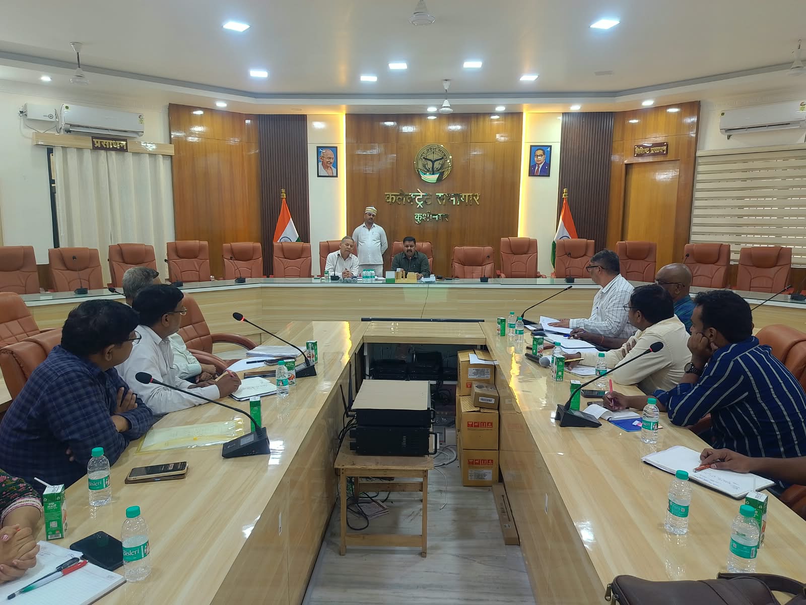 गो-आश्रय स्थलों को आत्मनिर्भर बनाएं, नवाचार से रोजगार बढ़ाएं : डीएम  कलेक्ट्रेट में पशुपालन विभाग की समीक्षा, छुट्टा गोवंश को आश्रय स्थलों में संरक्षित करने के निर्देश