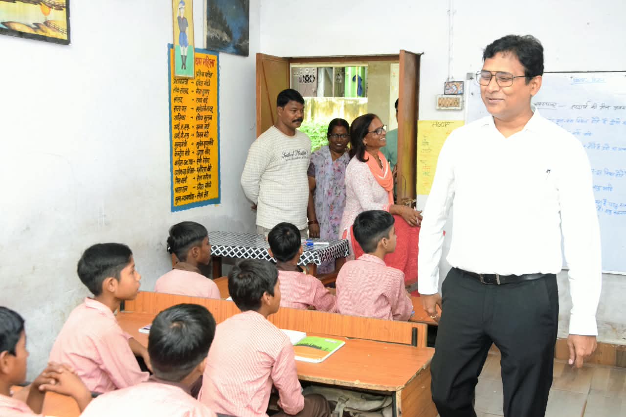 कहीं टेंस समझाए, कहीं गणित के सवाल पूछे, बच्चों के बीच शिक्षक बने डीएम*  *पिपरिया राजापुर स्कूल में डीएम अंजनी कुमार सिंह का अलग अंदाज, सही जवाब पर बजवाई तालियां*