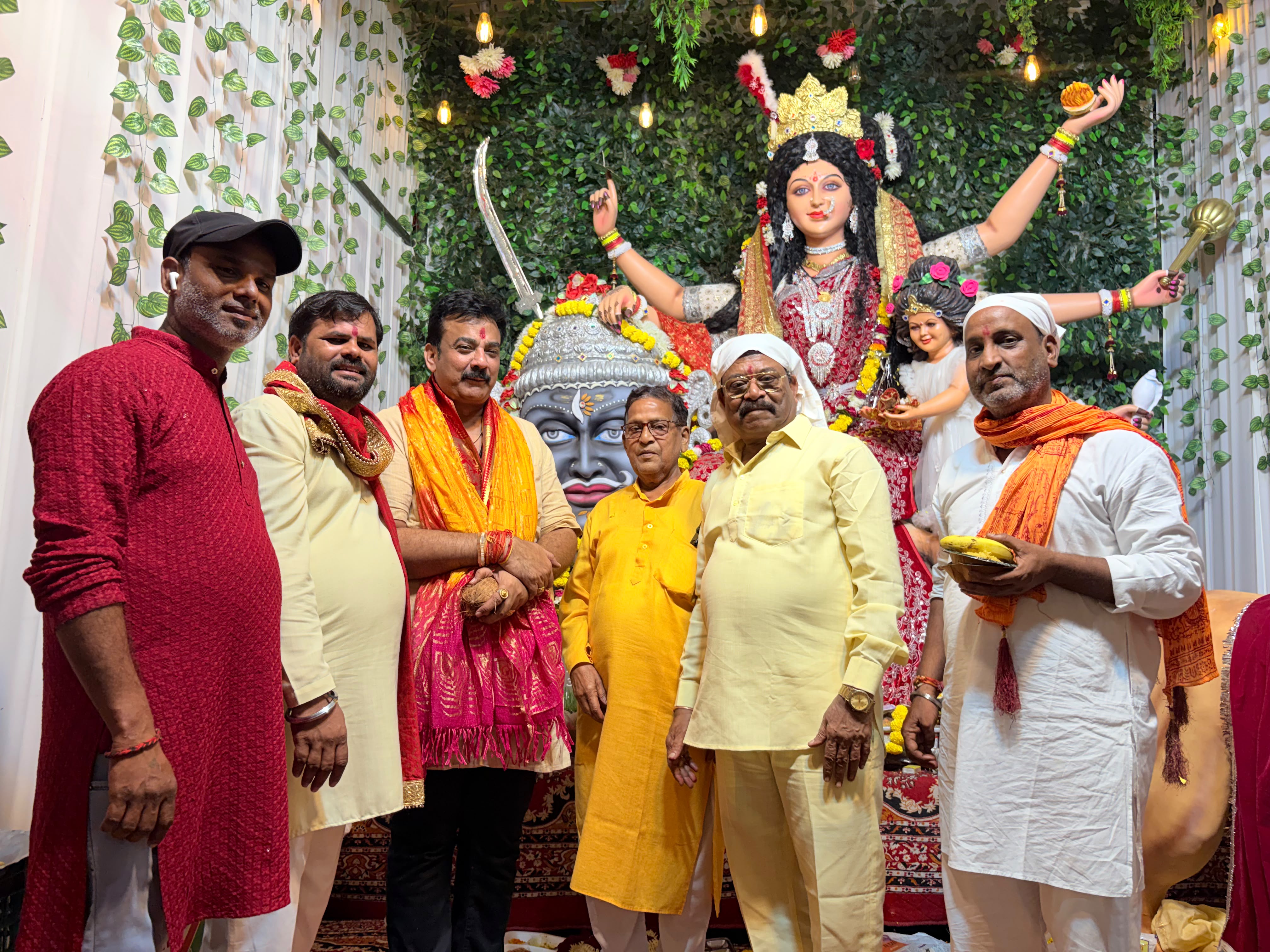 मां दुर्गा के जयकारों से भक्तिमय हुआ झांसी, दुर्गा पंडालों में मुख्य अतिथि के रूप में पहुंचे डॉ. संदीप सरावगी
