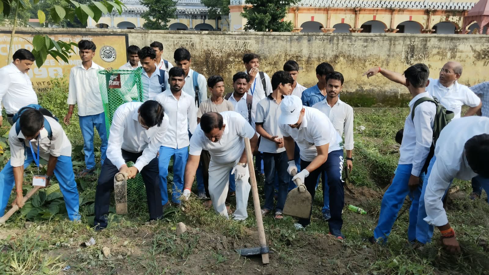 जिला पंचायत अध्यक्ष, जिलाधिकारी, पुलिस अधीक्षक एवं मुख्य विकास अधिकारी ने स्वयं श्रमदान कर दिया स्वच्छता का संदेश ,सेवा संकल्प अभियान में पुलिस लाइन व इंटर कॉलेज में विशेष श्रमदान