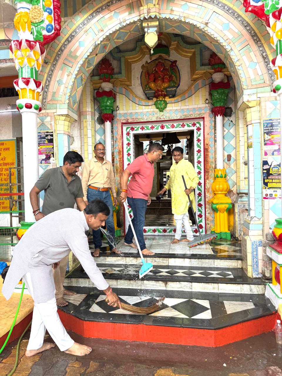 शारदीय नवरात्रि से पहले गहोई गौरव ने पंचकुईया मंदिर में चलाया स्वच्छता अभियान