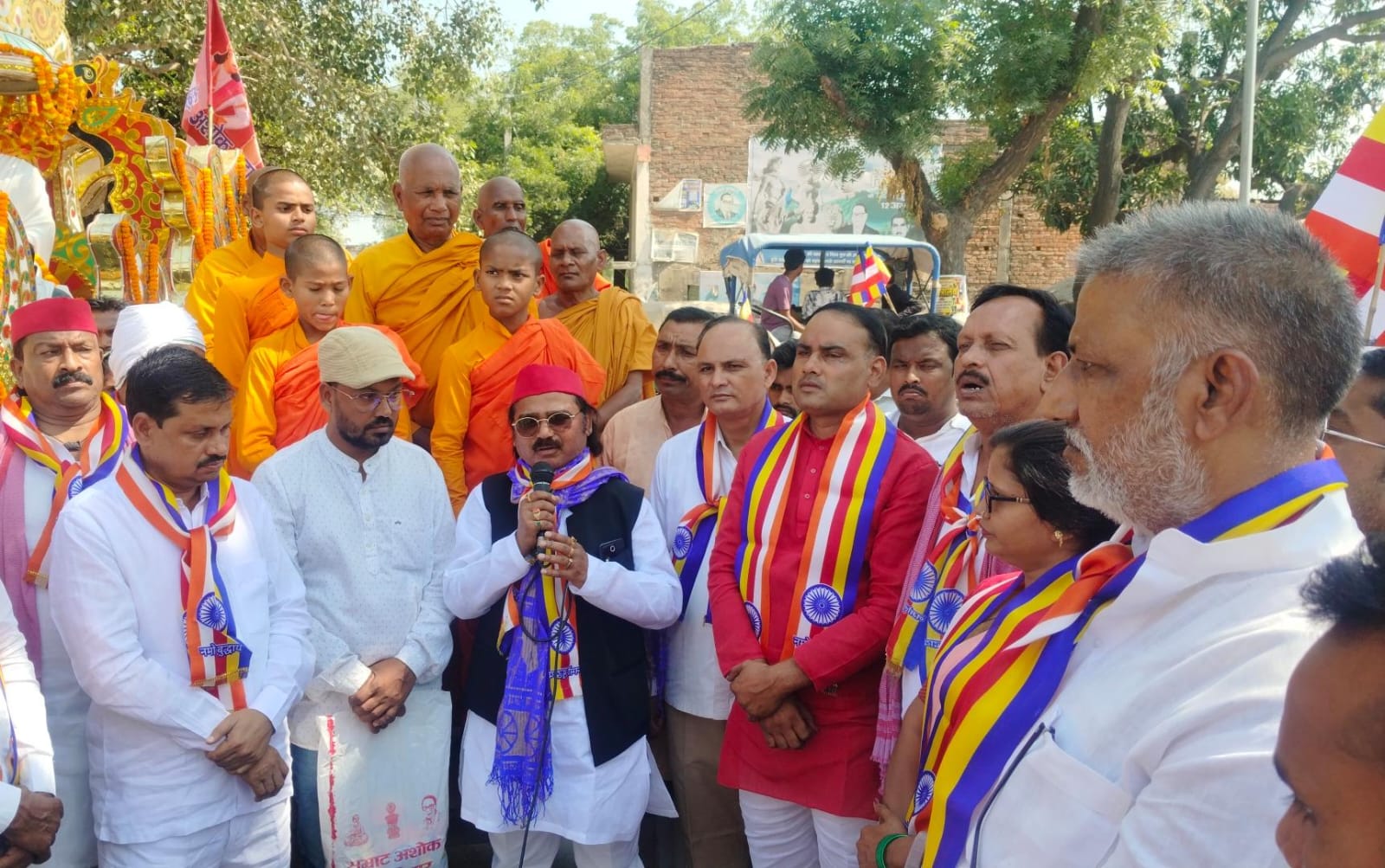 अशोक विजय धम्म दिवस यात्रा का गुंजा जयघोष भगवान बुद्ध व सम्राट अशोक की प्रतिमा स्थापना के लिए सांसद छोटेलाल खरवार ने 75 हजार रुपये देने की घोषणा