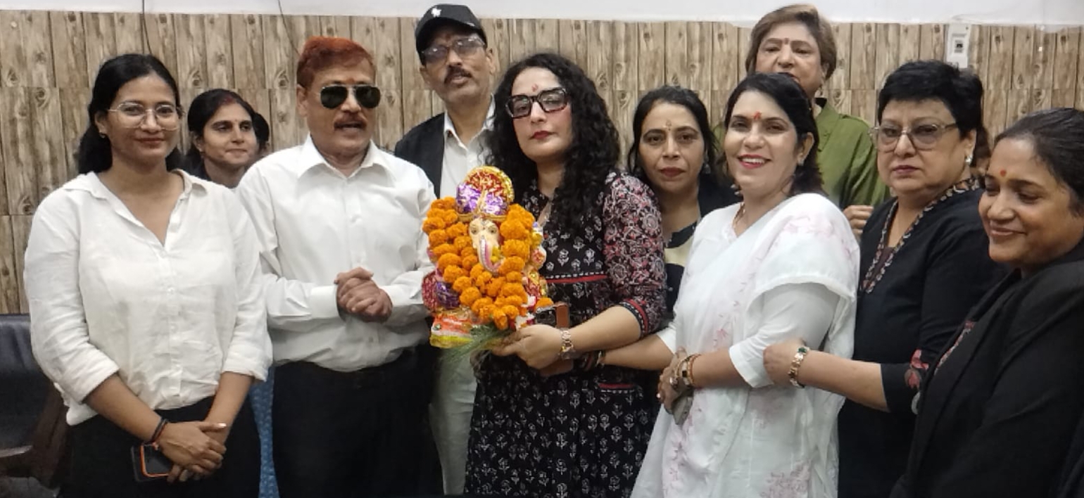 गणेश प्रतिमा विसर्जन के बजाय भक्त को भेंट, पर्यावरण संरक्षण का दिया संदेश