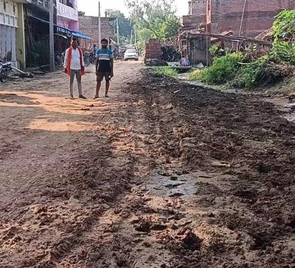 परसिद्धपुर-ऐरई मार्ग बदहाल, कीचड़ और दलदल से आवागमन मुश्किल