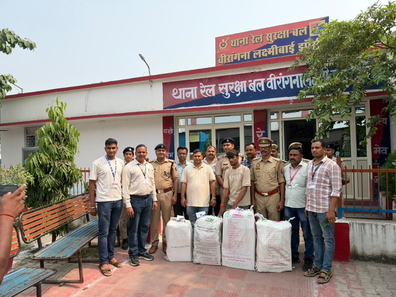 झांसी स्टेशन पर 2.55 करोड़ के चांदी के आभूषण बरामद, एक व्यक्ति पकड़ा आरपीएफ की क्राइम विंग और स्टेशन पोस्ट की संयुक्त कार्रवाई, 133.17 किलोग्राम चांदी जीएसटी विभाग को सौंपी