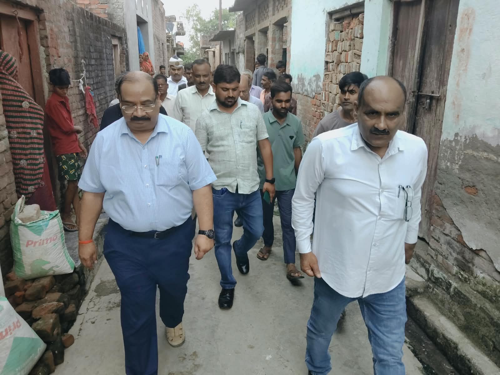 सहिजना गांव में फैले बुखार के दृष्टिगत सीएमओ ने किया निरीक्षण, मृतकों के परिजनों से की मुलाकात