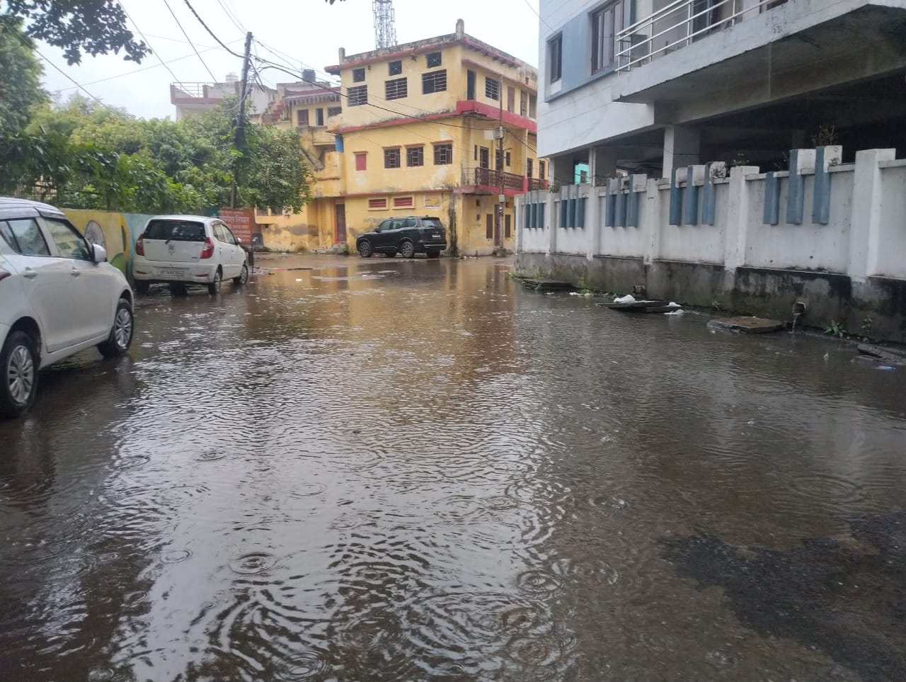नगर निगम के कुछ घंटों में जल निकासी के दावों पर उठे सवाल, स्थानीय लोगों में रोष