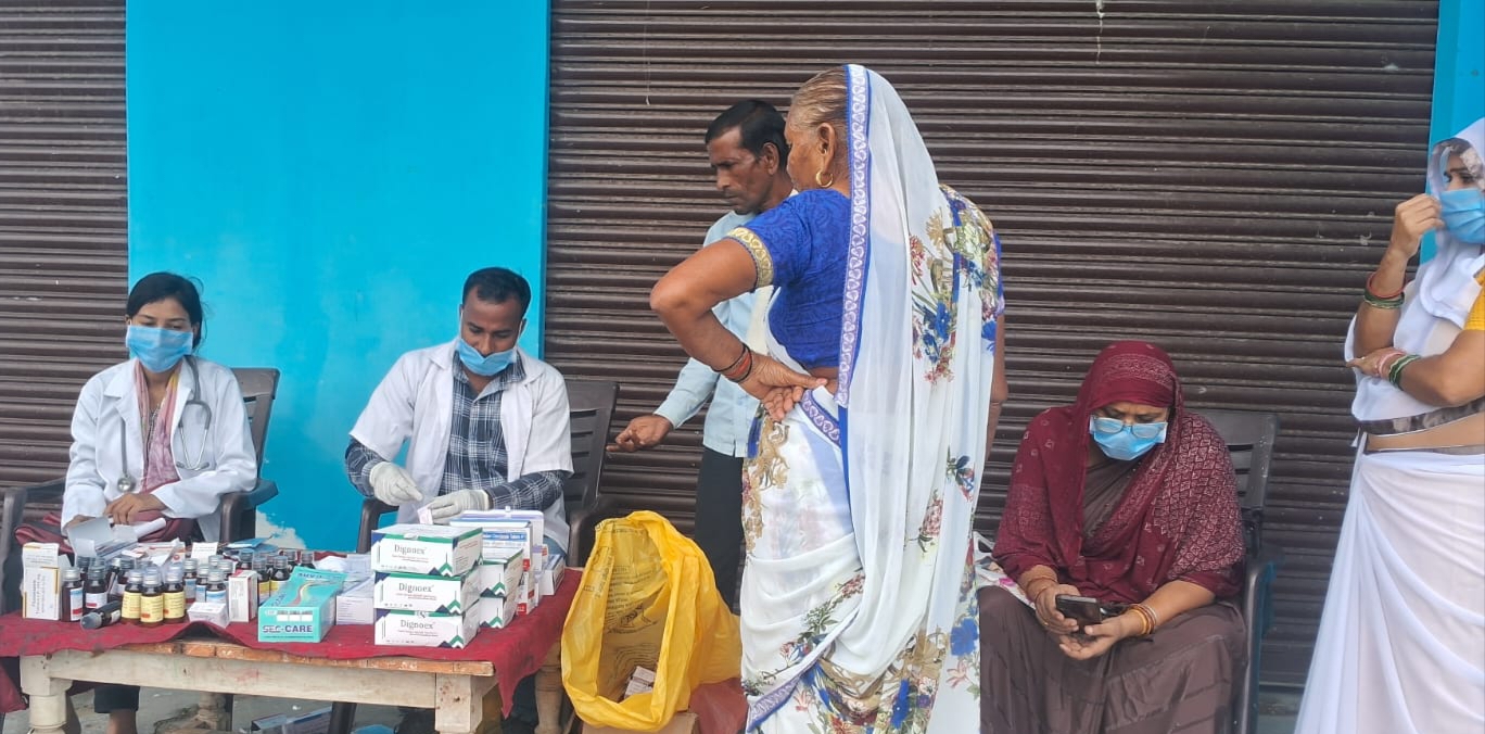 डेंगू का मरीज मिलने पर स्वास्थ्य विभाग अलर्ट, नगलापीर में सीएचसी उदी की टीम ने लगाया विशेष हेल्थ कैंप 32 घरों में सोर्स रिडक्शन और एंटी-लार्वा का छिड़काव कर बांटी गईं दवाएं:डॉ मुकेश राजपूत